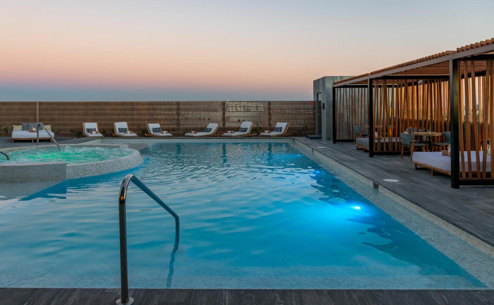 Hilton Guadalajara Midtown Hotel Exterior photo